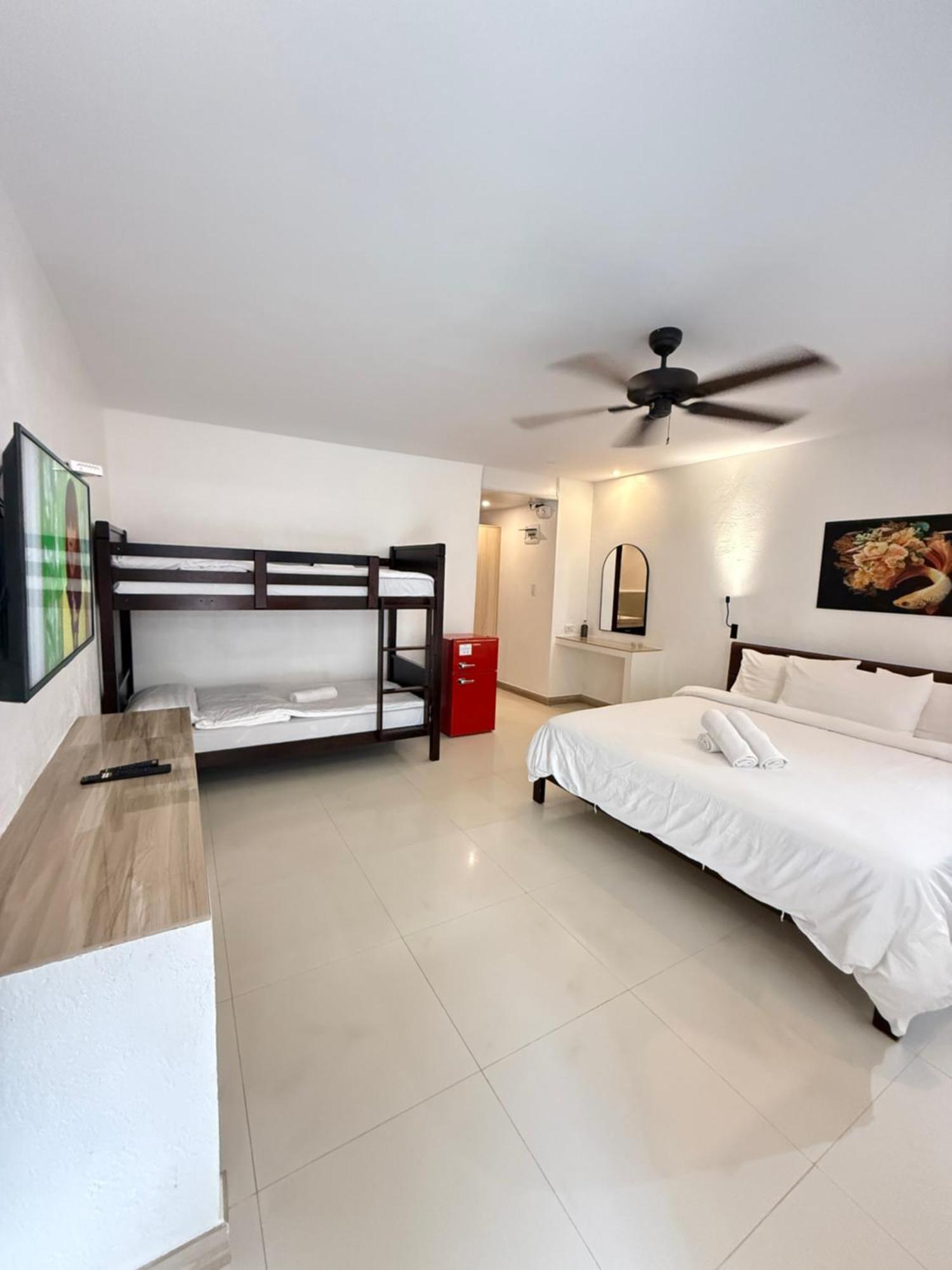 Calypso Beach And Dive Resort Manoc-Manoc Ngoại thất bức ảnh